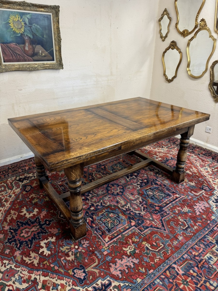 Fantastic quality large oak extending table - Image 9